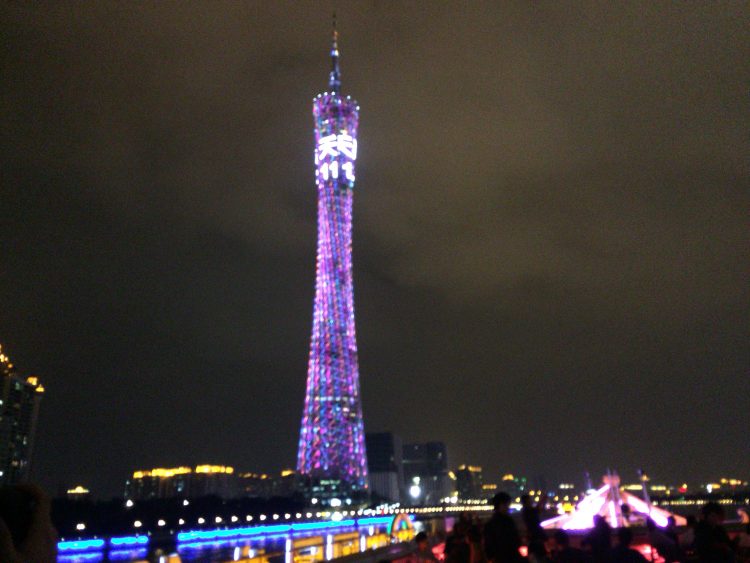 夜の広州タワー