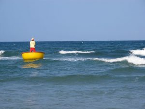 投げ縄漁をする漁師